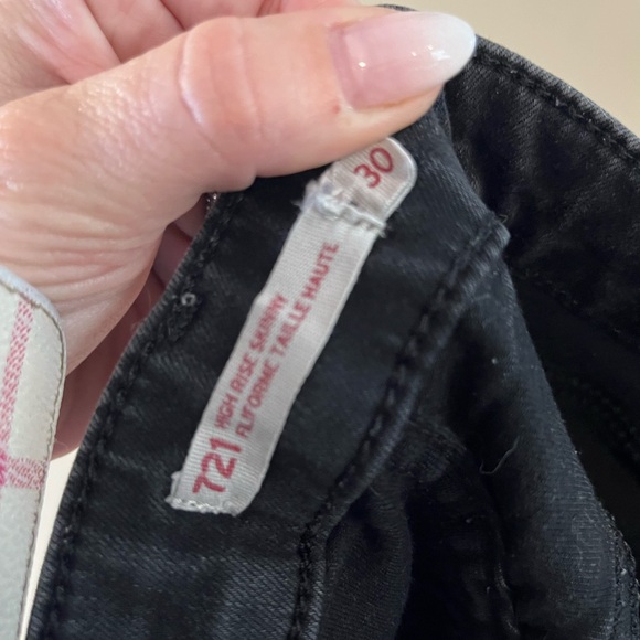 Good fit (fits on the smaller side.) stretchy black wash Levi’s jeans - Picture 4 of 4